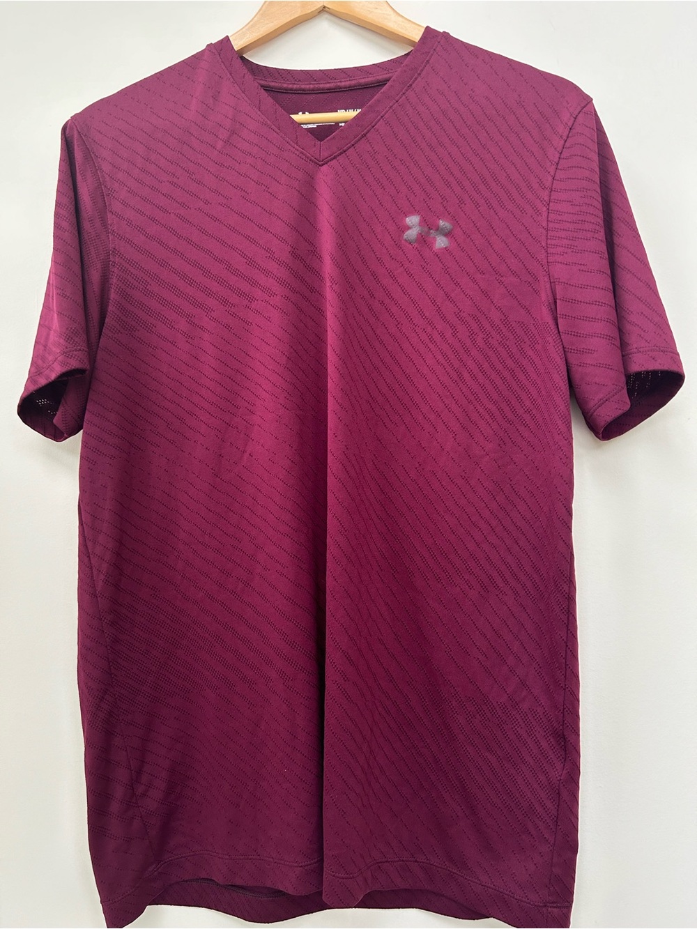 Under Armour burgundy heat gear loose fit shirt breathable mesh diagonal ribbed